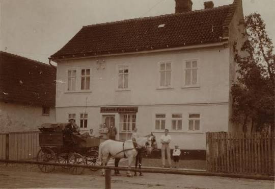 Bäckerei und Kolonialwarenhandlung – mit Pferdefuhrwerk vor dem Stammhaus.