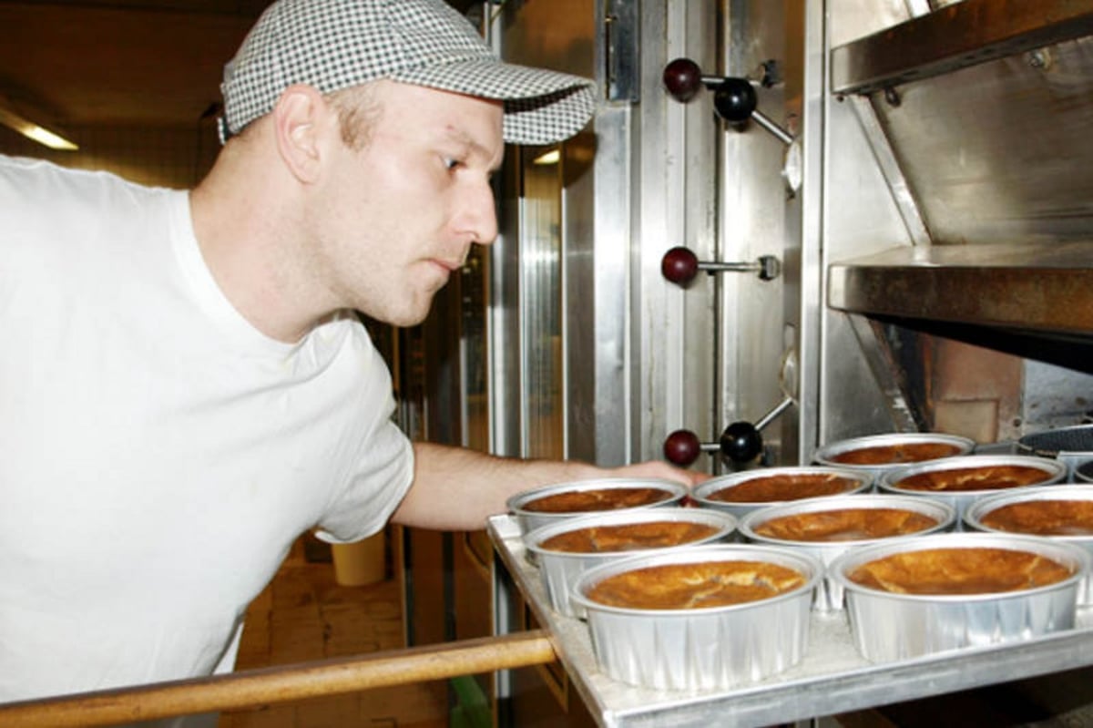 Bäcker bei der Arbeit in der Stiebling Backstube – frische Cakees Kuchen direkt aus dem Ofen